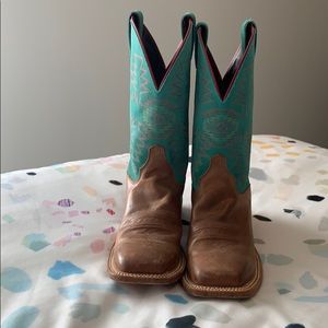 Justin’s smooth leather cowboy boots